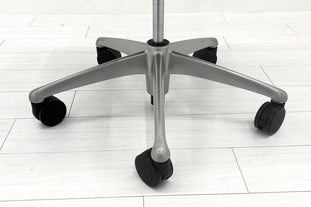 オカムラ コンテッサチェア 中古 エクストラハイバック 大型ヘッドレスト Contessa 中古オフィス家具 ブラックの画像