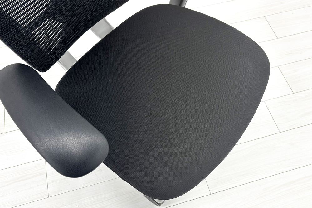 オカムラ コンテッサチェア 中古 エクストラハイバック 大型ヘッドレスト Contessa 中古オフィス家具 ブラックの画像