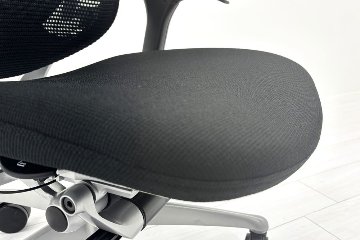 オカムラ コンテッサチェア 中古 エクストラハイバック 大型ヘッドレスト Contessa 中古オフィス家具 ブラックの画像