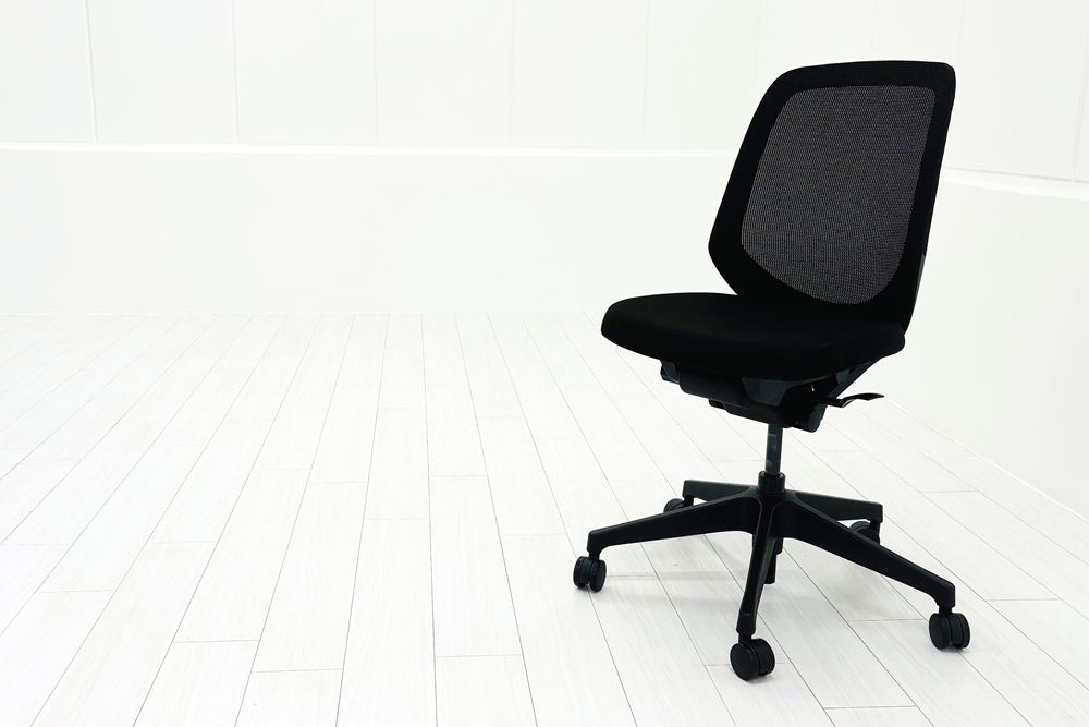 イトーキ ノートチェア 2023年製 中古 ローバック ブラック 肘無 ITOKI nort 中古オフィス家具の画像