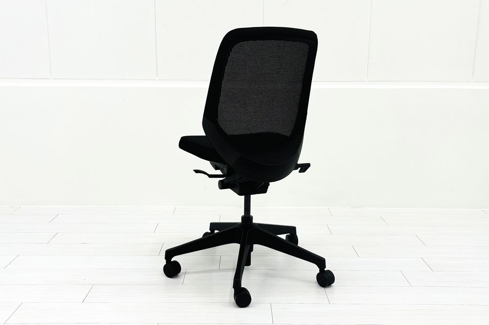 イトーキ ノートチェア 2023年製 中古 ローバック ブラック 肘無 ITOKI nort 中古オフィス家具の画像