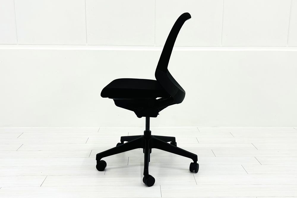 イトーキ ノートチェア 2023年製 中古 ローバック ブラック 肘無 ITOKI nort 中古オフィス家具の画像