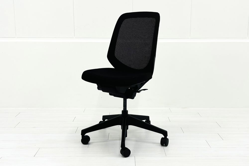 イトーキ ノートチェア 2023年製 中古 ローバック ブラック 肘無 ITOKI nort 中古オフィス家具の画像