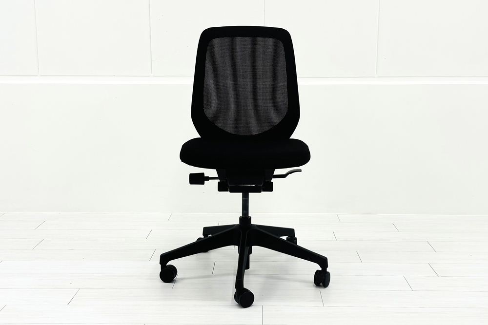 イトーキ ノートチェア 2023年製 中古 ローバック ブラック 肘無 ITOKI nort 中古オフィス家具の画像