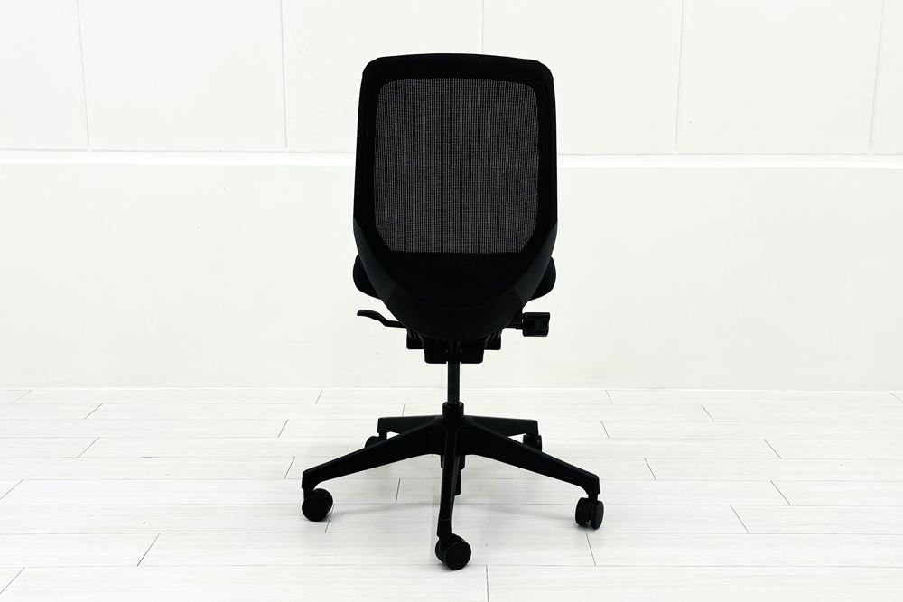 イトーキ ノートチェア 2023年製 中古 ローバック ブラック 肘無 ITOKI nort 中古オフィス家具の画像