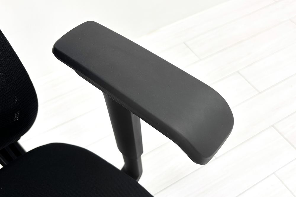 イトーキ エピオスチェア 中古 2021年製 epios(エピオスチェア)シリーズ 可動肘 ハイバック 事務椅子 ITOKI 中古オフィス家具 ブラックの画像