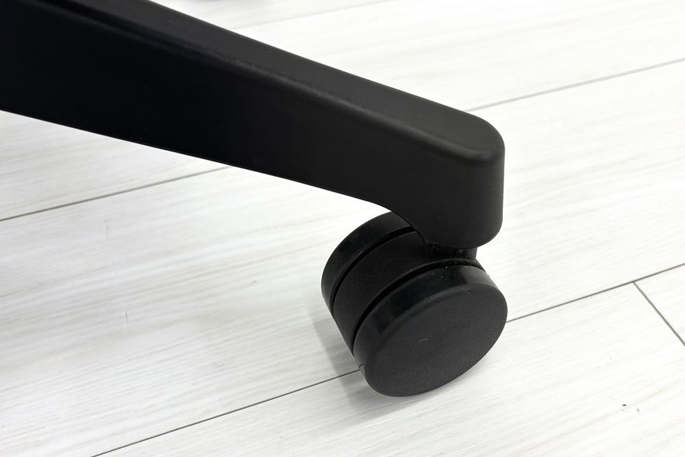 イトーキ エピオスチェア 中古 2021年製 epios(エピオスチェア)シリーズ 可動肘 ハイバック 事務椅子 ITOKI 中古オフィス家具 ブラックの画像