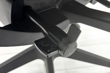 イトーキ エピオスチェア 中古 2021年製 epios(エピオスチェア)シリーズ 可動肘 ハイバック 事務椅子 ITOKI 中古オフィス家具 ブラックの画像