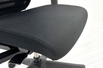 イトーキ エピオスチェア 中古 2021年製 epios(エピオスチェア)シリーズ 可動肘 ハイバック 事務椅子 ITOKI 中古オフィス家具 ブラックの画像