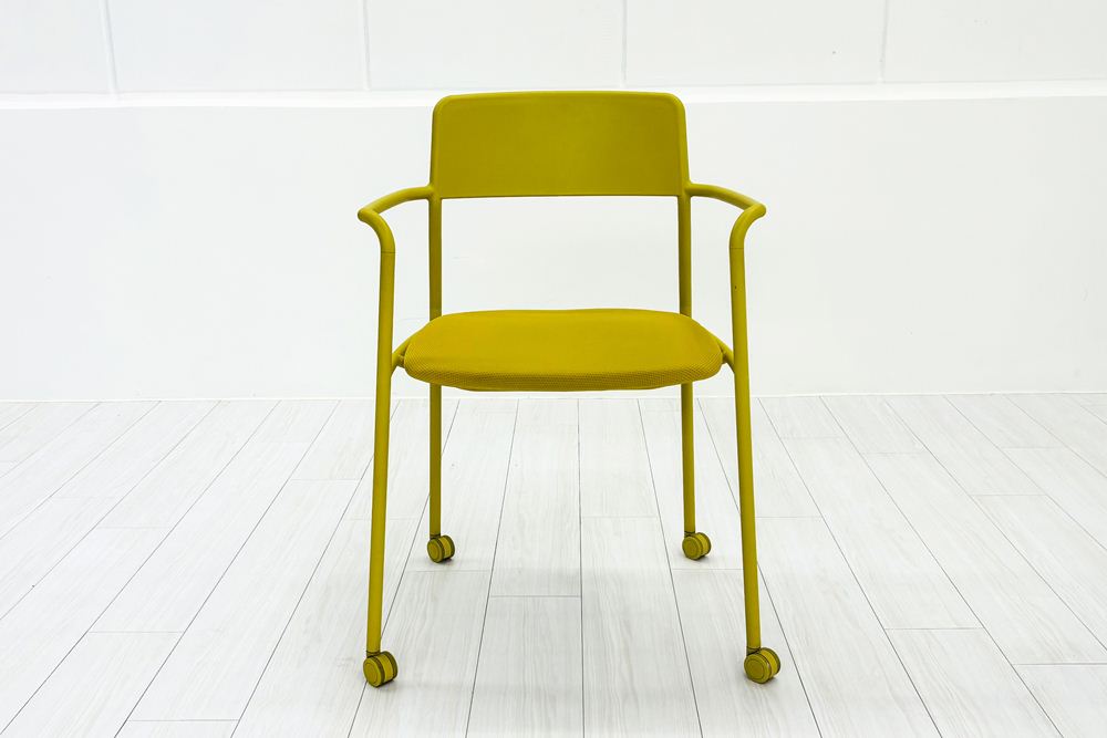 ミーティングチェア コクヨ エニーシリーズ 中古 ネスティングチェア 会議椅子 中古オフィス家具 多目的チェア イエローの画像