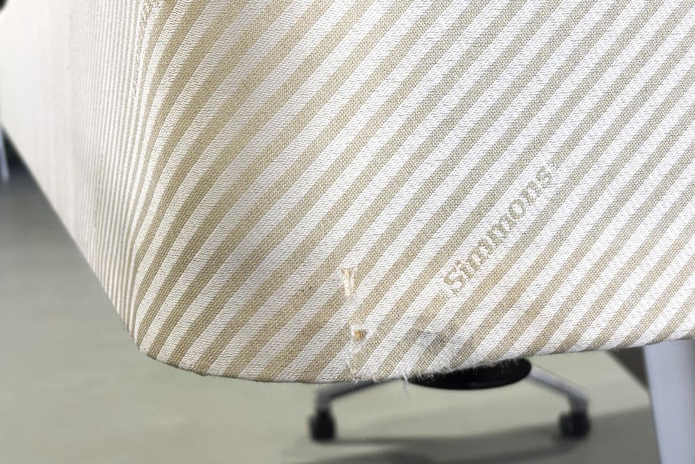 【土浦市倉庫引き取り限定】 セミダブル シモンズ ベッド 中古 展示品 幅1400mm SIMMONS ビューティーレスト 中古オフィス家具 1400/1950/460の画像