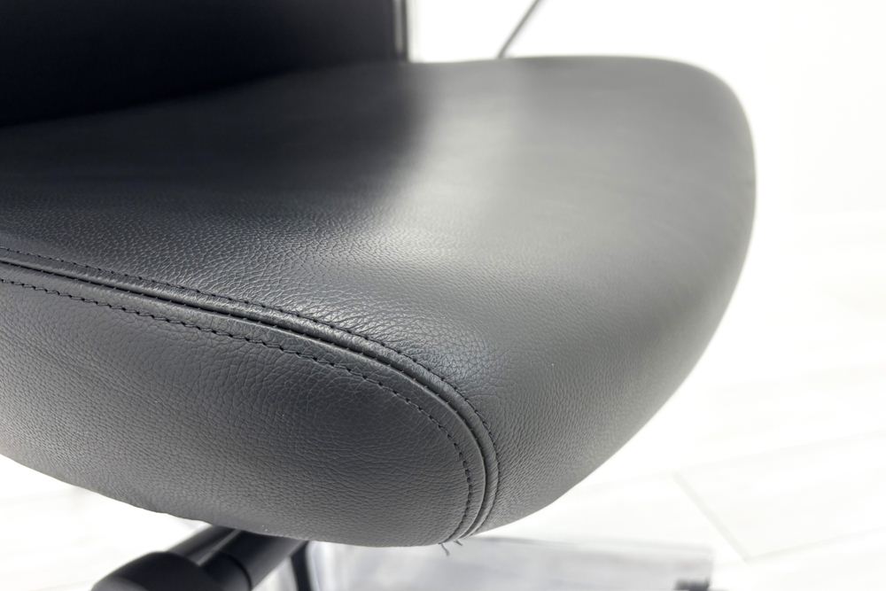【ポリッシュ脚ピカピカ磨き有！】 ノール Knoll ノル リミックスチェア 中古 2020年製 ハイバック アルミループ肘 アルミミラー脚 ブラック レザーの画像