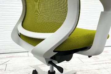 コクヨ ミトラチェア 2021年製 中古 KOKUYO Mitra 背メッシュ 可動肘 中古事務椅子 中古オフィス家具 ライトオリーブの画像