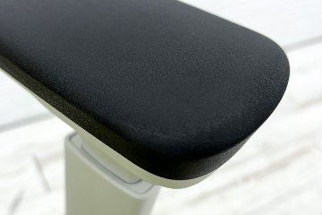 コクヨ ミトラチェア 2021年製 中古 KOKUYO Mitra 背メッシュ 可動肘 中古事務椅子 中古オフィス家具 ライトオリーブの画像