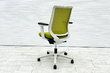 コクヨ ミトラチェア 2021年製 中古 KOKUYO Mitra 背メッシュ 可動肘 中古事務椅子 中古オフィス家具 ライトオリーブの画像