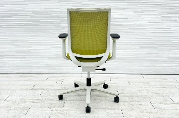 コクヨ ミトラチェア 2021年製 中古 KOKUYO Mitra 背メッシュ 可動肘 中古事務椅子 中古オフィス家具 ライトオリーブの画像