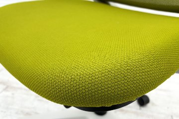 コクヨ ミトラチェア 2021年製 中古 KOKUYO Mitra 背メッシュ 可動肘 中古事務椅子 中古オフィス家具 ライトオリーブの画像