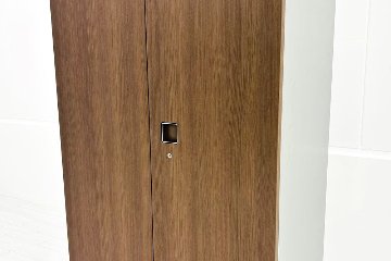 【車上渡し 法人様限定商品】 オカムラ レクトライン 両開き書庫 中古 キャビネット スチール書庫 中古オフィス家具 ネオウッドダーク シリンダー錠 900/450/2150の画像