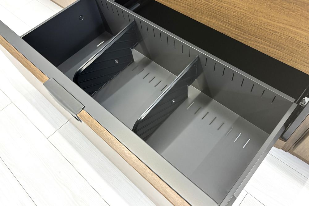DX-4Nシリーズ オカムラ 役員家具 【3点セット】 中古 ガラス書庫 ワードローブ 両開き書庫 中古オフィス家具 の画像