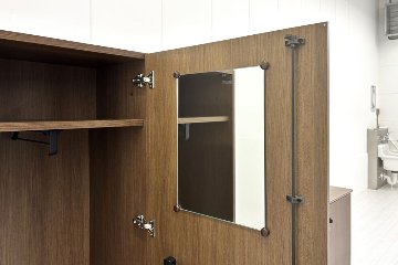 DX-4Nシリーズ オカムラ 役員家具 【3点セット】 中古 ガラス書庫 ワードローブ 両開き書庫 中古オフィス家具 の画像