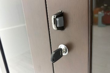オカムラ ガラス書庫 ガラス書架 収納家具 中古書架 中古オフィス家具 役員収納家具 900/450/1810の画像
