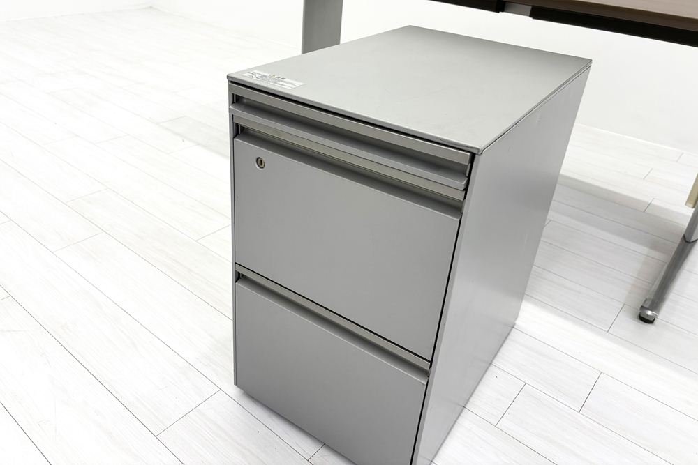 【3段ワゴンセット】 オカムラ 中古 平机 プロステージクレスト 中古デスク 中古机 中古オフィス家具 1600/700/720の画像