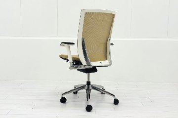 ヴェントチェア イトーキ Vento 2018年製 中古 OAチェア オフィスチェア 中古オフィス家具 KE-837JB-ZWY3 ベージュの画像