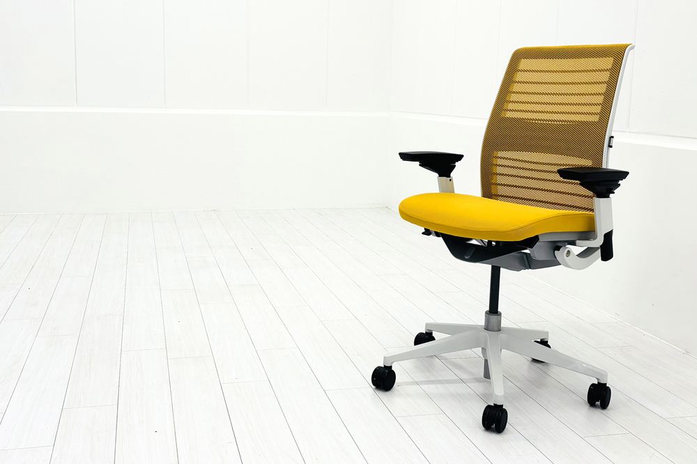 スチールケース シンクチェア 中古 2018年製 Steelcase Think 可動肘 中古オフィス家具 465A300 イエローの画像