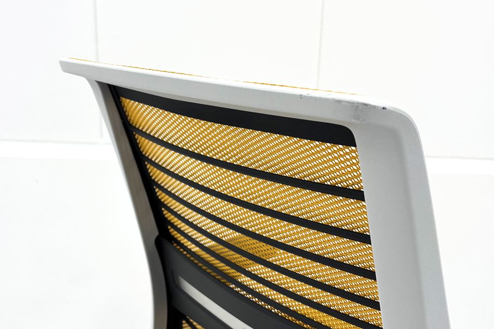 スチールケース シンクチェア 中古 2018年製 Steelcase Think 可動肘 中古オフィス家具 465A300 イエローの画像