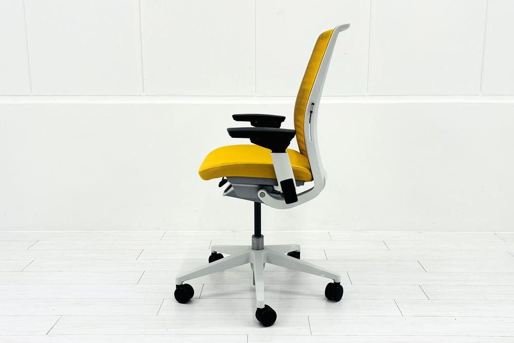 スチールケース シンクチェア 中古 2018年製 Steelcase Think 可動肘 中古オフィス家具 465A300 イエローの画像