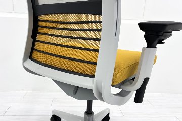 スチールケース シンクチェア 中古 2018年製 Steelcase Think 可動肘 中古オフィス家具 465A300 イエローの画像