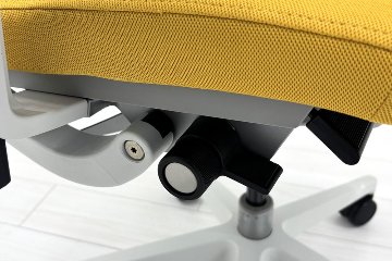 スチールケース シンクチェア 中古 2018年製 Steelcase Think 可動肘 中古オフィス家具 465A300 イエローの画像