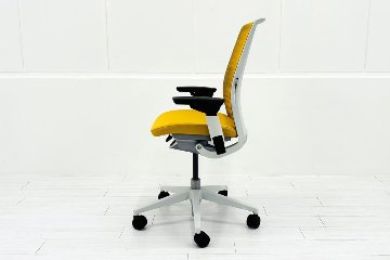 スチールケース シンクチェア 中古 2018年製 Steelcase Think 可動肘 中古オフィス家具 465A300 イエローの画像