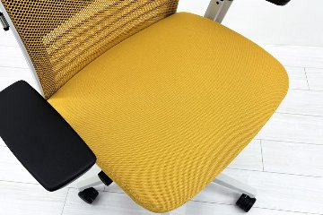 スチールケース シンクチェア 中古 2018年製 Steelcase Think 可動肘 中古オフィス家具 465A300 イエローの画像