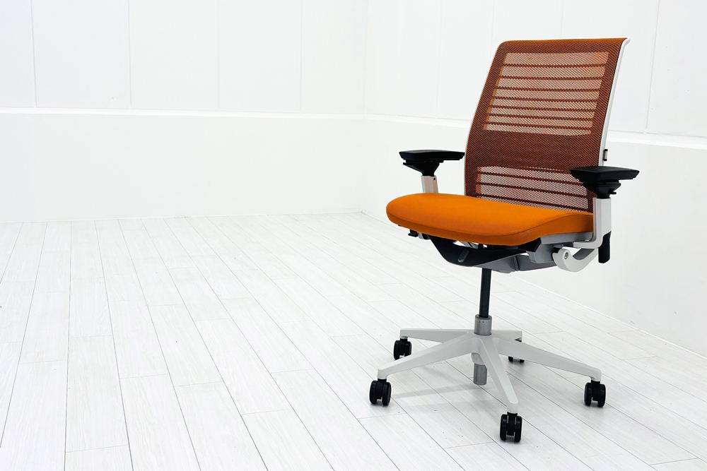 スチールケース シンクチェア 中古 2018年製 Steelcase Think 可動肘 中古オフィス家具 465A300 タンジェリンの画像