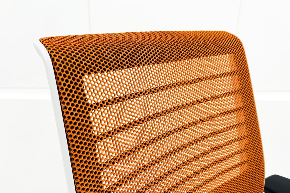スチールケース シンクチェア 中古 2018年製 Steelcase Think 可動肘 中古オフィス家具 465A300 タンジェリンの画像