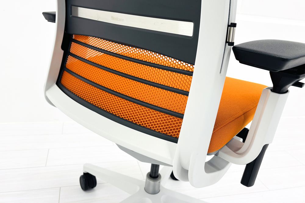 スチールケース シンクチェア 中古 2018年製 Steelcase Think 可動肘 中古オフィス家具 465A300 タンジェリンの画像