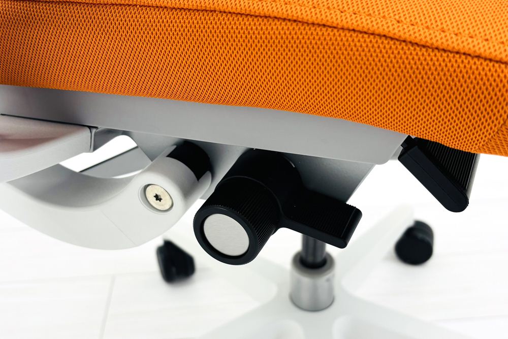 スチールケース シンクチェア 中古 2018年製 Steelcase Think 可動肘 中古オフィス家具 465A300 タンジェリンの画像