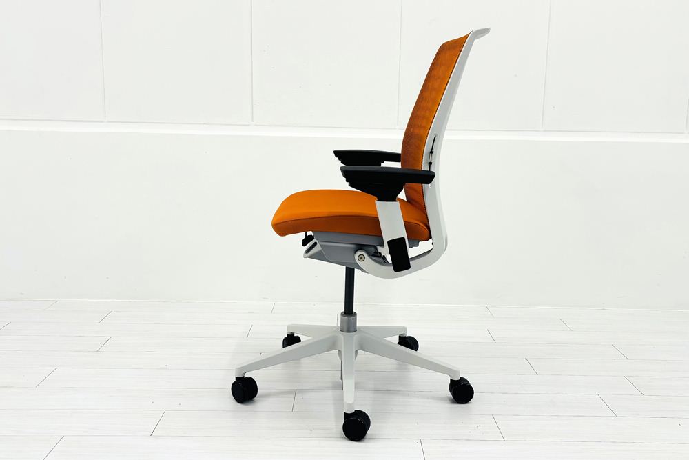 スチールケース シンクチェア 中古 2018年製 Steelcase Think 可動肘 中古オフィス家具 465A300 タンジェリンの画像