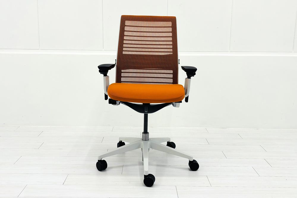 スチールケース シンクチェア 中古 2018年製 Steelcase Think 可動肘 中古オフィス家具 465A300 タンジェリンの画像