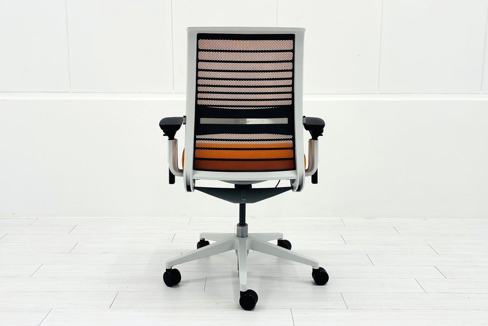 スチールケース シンクチェア 中古 2018年製 Steelcase Think 可動肘 中古オフィス家具 465A300 タンジェリンの画像