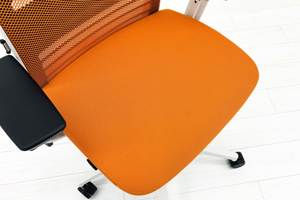 スチールケース シンクチェア 中古 2018年製 Steelcase Think 可動肘 中古オフィス家具 465A300 タンジェリンの画像