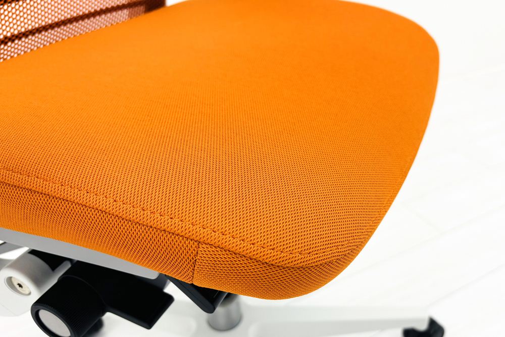 スチールケース シンクチェア 中古 2018年製 Steelcase Think 可動肘 中古オフィス家具 465A300 タンジェリンの画像