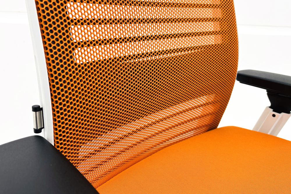 スチールケース シンクチェア 中古 2018年製 Steelcase Think 可動肘 中古オフィス家具 465A300 タンジェリンの画像