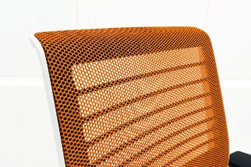 スチールケース シンクチェア 中古 2018年製 Steelcase Think 可動肘 中古オフィス家具 465A300 タンジェリンの画像