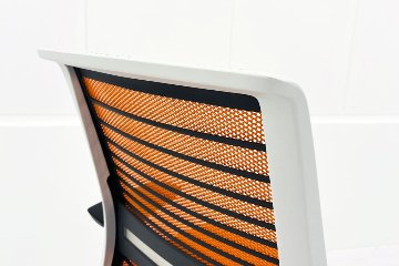 スチールケース シンクチェア 中古 2018年製 Steelcase Think 可動肘 中古オフィス家具 465A300 タンジェリンの画像