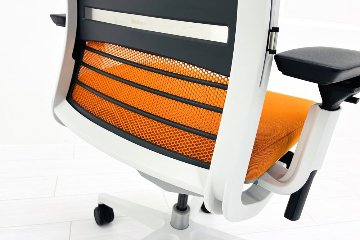 スチールケース シンクチェア 中古 2018年製 Steelcase Think 可動肘 中古オフィス家具 465A300 タンジェリンの画像
