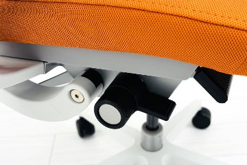 スチールケース シンクチェア 中古 2018年製 Steelcase Think 可動肘 中古オフィス家具 465A300 タンジェリンの画像
