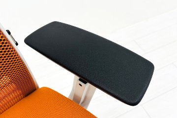 スチールケース シンクチェア 中古 2018年製 Steelcase Think 可動肘 中古オフィス家具 465A300 タンジェリンの画像