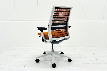 スチールケース シンクチェア 中古 2018年製 Steelcase Think 可動肘 中古オフィス家具 465A300 タンジェリンの画像